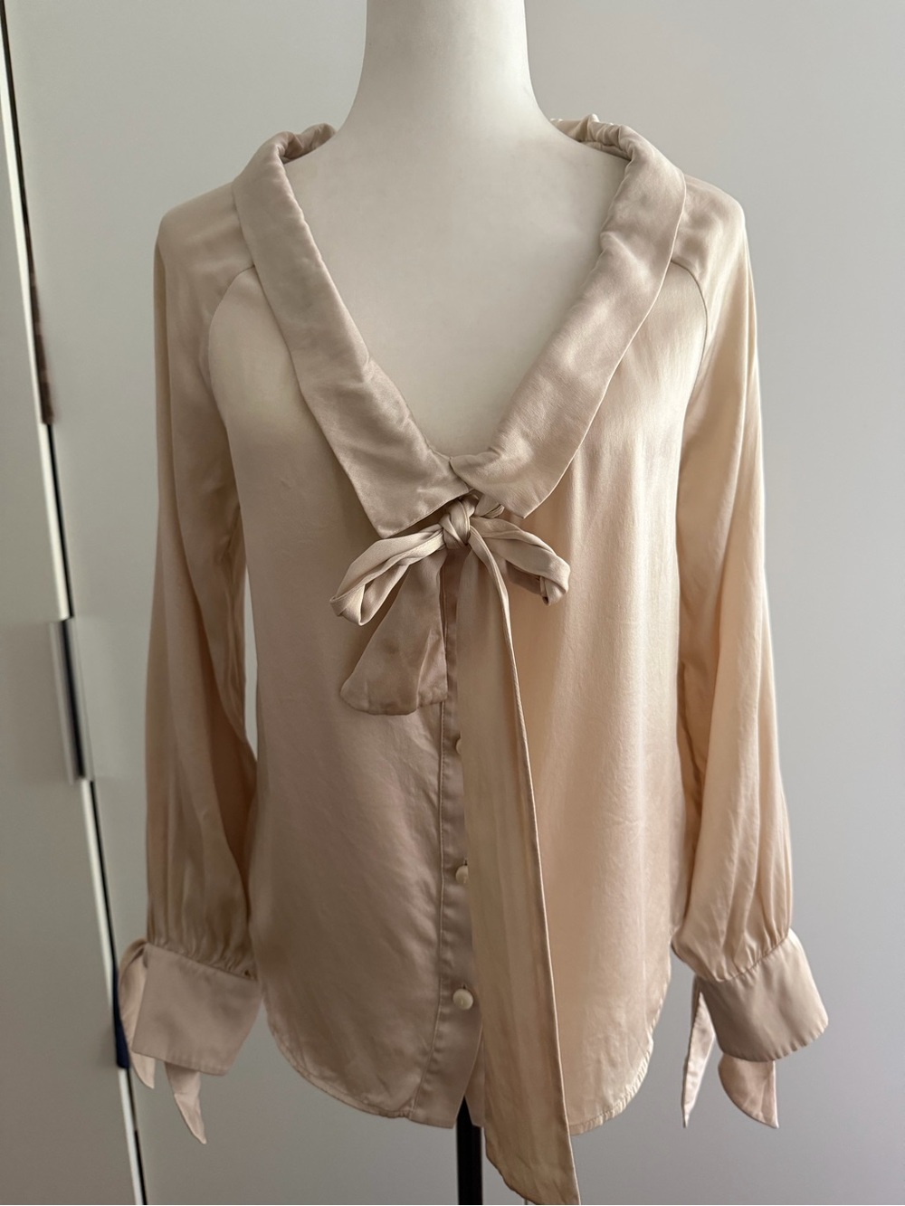 Robert Rodriguez 100% silk Cream Satin Tie-Neck Blouse -6 (wear 2 ways!)